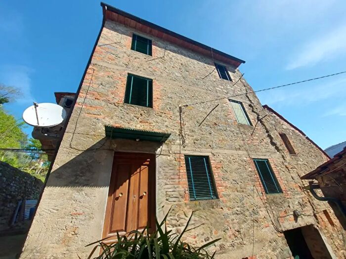 Casa con 5 locali in vendita in Villa Basilica