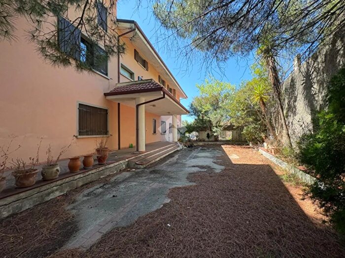 Casa con 8 locali in vendita in Via Leonardo di Bona, Catanzaro