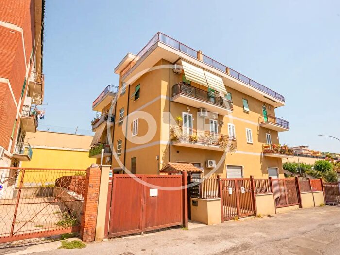Appartamento trilocale in vendita in Via Francesco Vitalini, Roma
