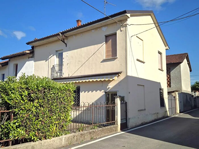Casa quadrilocale in vendita in Via Spadari, Magherno