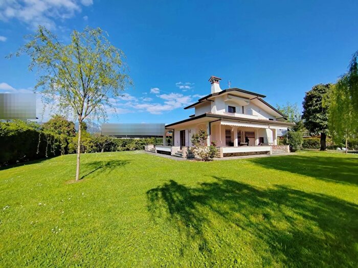 Casa con 10 locali in affitto in Via Fratelli Barberi, Forte Dei Marmi