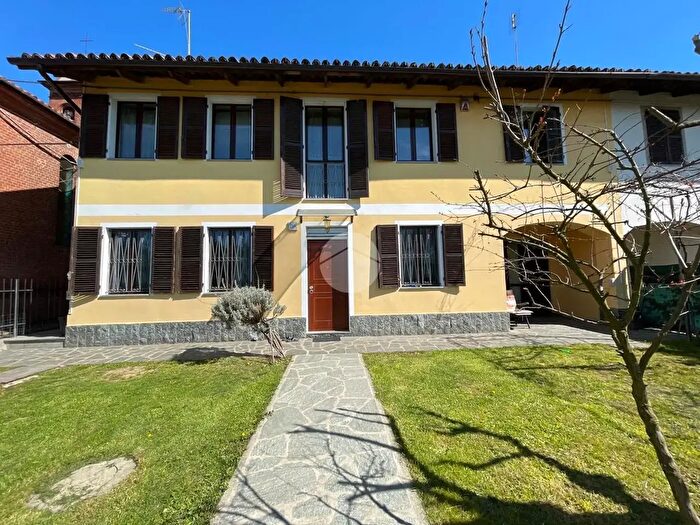 Casa con 6 locali in vendita in Frazione Revignano, Asti