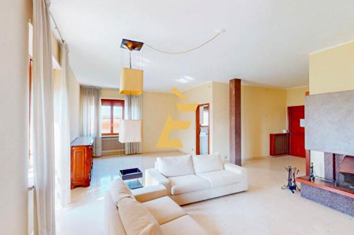 Appartamento con 5 locali in vendita in Via Aprile, Valenza