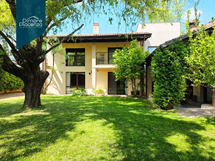 Casa con 10 locali in vendita in Podenzano