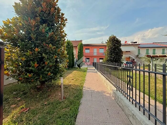 Appartamento trilocale in affitto in Via Piazza Vecchia, Montecchio Maggiore