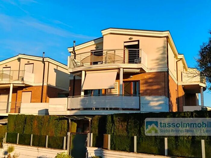 Appartamento con 6 locali in vendita in Via Cesare De Titta, Ortona