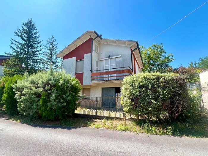 Casa con 12 locali in vendita in Felcioni, Sassoferrato