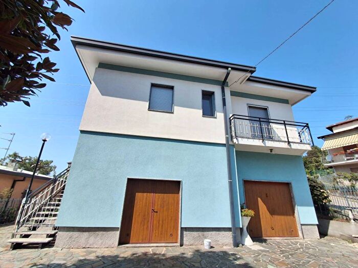 Appartamento trilocale in affitto in Via Maggio, Centro, San Fermo della Battaglia