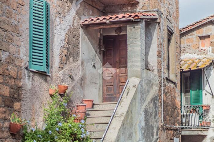 Appartamento con 7 locali in vendita in Vicolo del Martello, Capranica