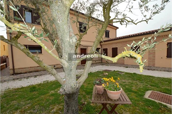 Casa con 6 locali in vendita in Jesi