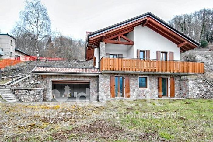 Casa quadrilocale in vendita in Via Gennaro Sora, Selvino