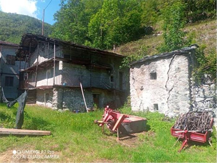 Casa quadrilocale in vendita in Frazione Fabbrica, Champdepraz