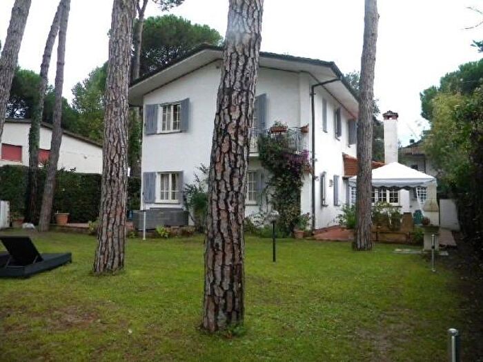 Casa con 6 locali in affitto in Forte Dei Marmi