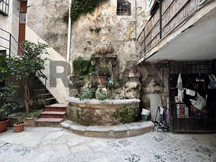 Appartamento trilocale in affitto in Via Vittorio Emanuele, Cassaro, Palermo
