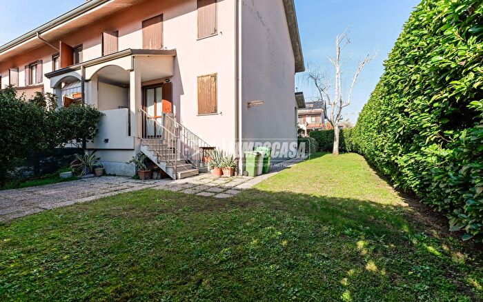 Casa quadrilocale in vendita in Via Edoardo Bianchi, Segrate