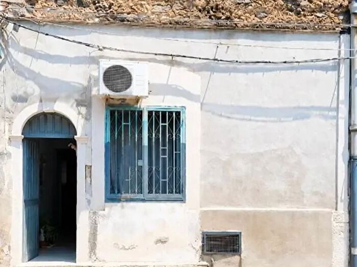 Casa quadrilocale in vendita in Via Regina Bianca, Catania