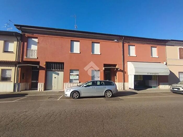 Appartamento con 12 locali in vendita in Via Gino Randi, Russi