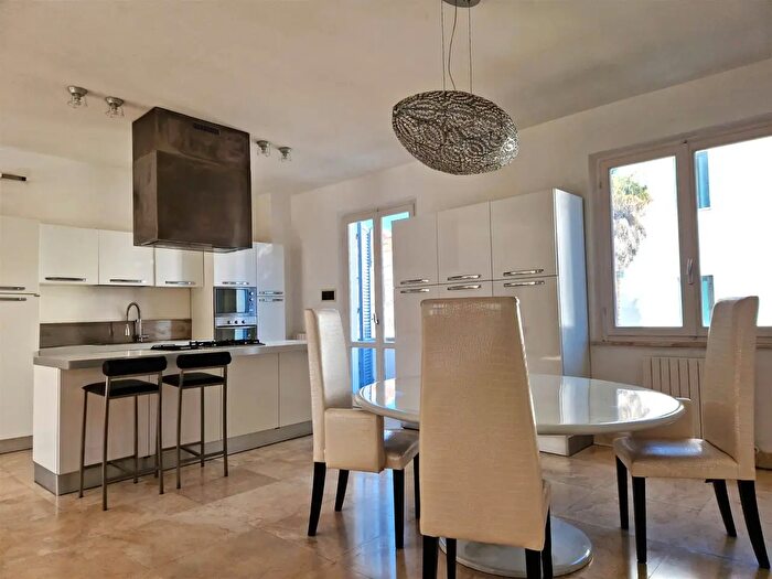 Appartamento con 6 locali in vendita in Via Trento, Cecina