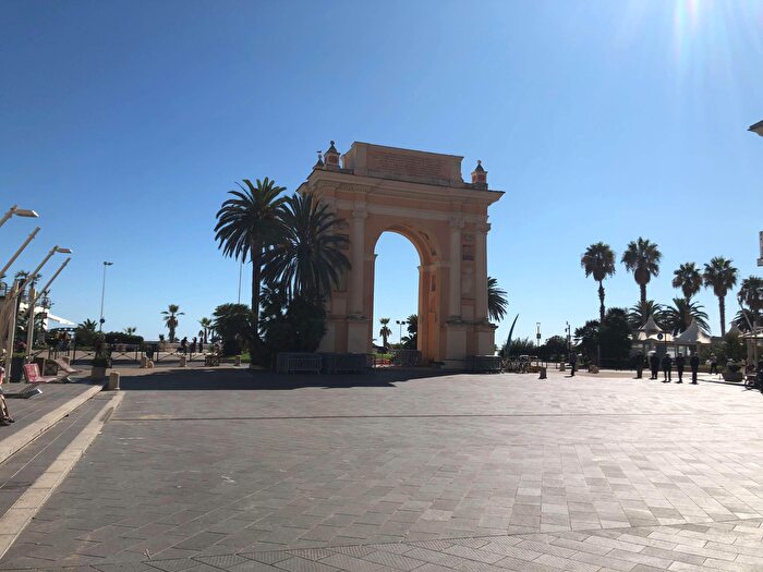 Appartamento trilocale in vendita in Via Garibaldi, Finale Ligure