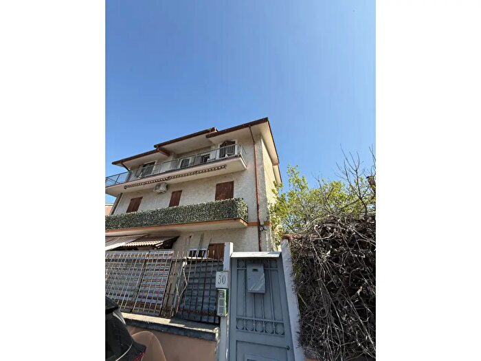 Appartamento trilocale in vendita in Via Melegnano, Roma