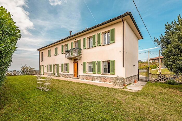 Casa con 6 locali in vendita in Strada Brosia, Castiglione Tinella