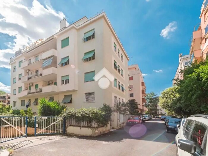 Appartamento trilocale in vendita in Via Pizzo Bernina, Roma