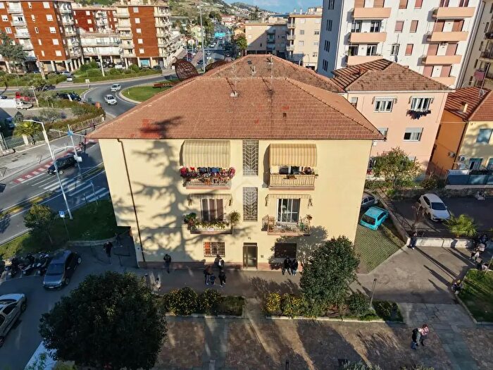 Appartamento quadrilocale in vendita in Viale delle Palme, Taggia