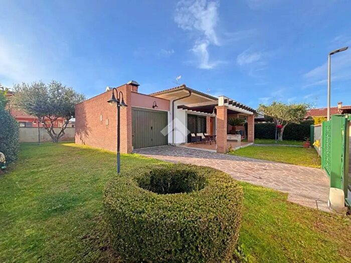 Casa quadrilocale in vendita in Via Maria Grazia, Anzio