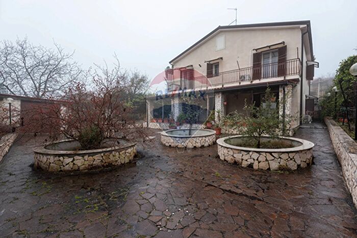 Casa con 7 locali in vendita in Via Rosario Livatino, Pedara