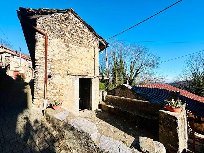 Casa con 9 locali in vendita in Ruora Via San Rocco, Caprauna