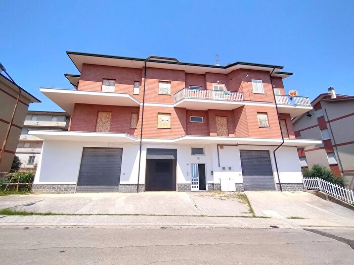 Appartamento quadrilocale in vendita in Via Ungheria, Monte Urano