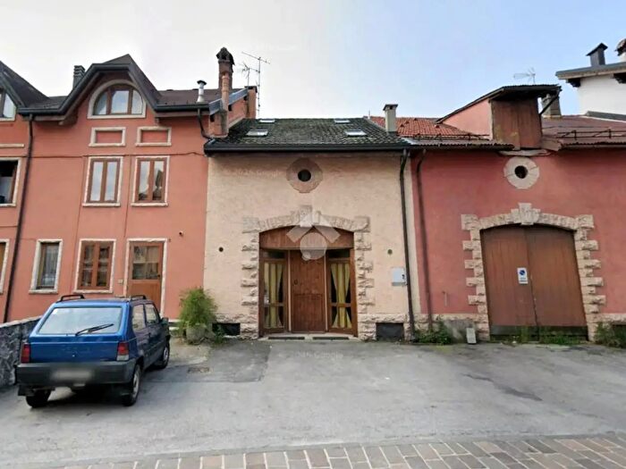 Casa con 9 locali in vendita in Via Trieste, Roana