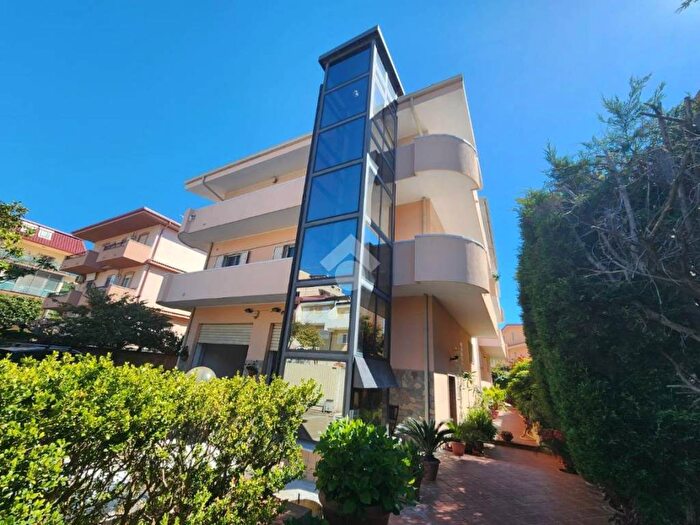 Appartamento quadrilocale in affitto in Via Trav VIII Crotone, Catanzaro Lido, Catanzaro