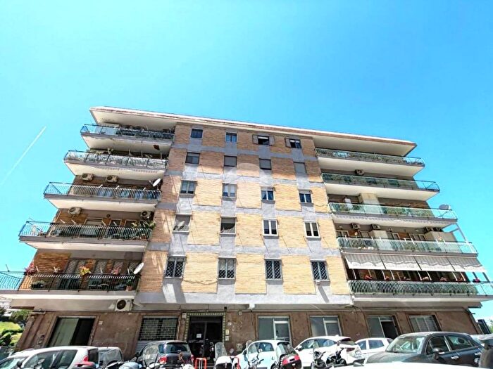 Appartamento trilocale in affitto in Traversa Tommaso de Amicis, Zona Ospedaliera, Napoli