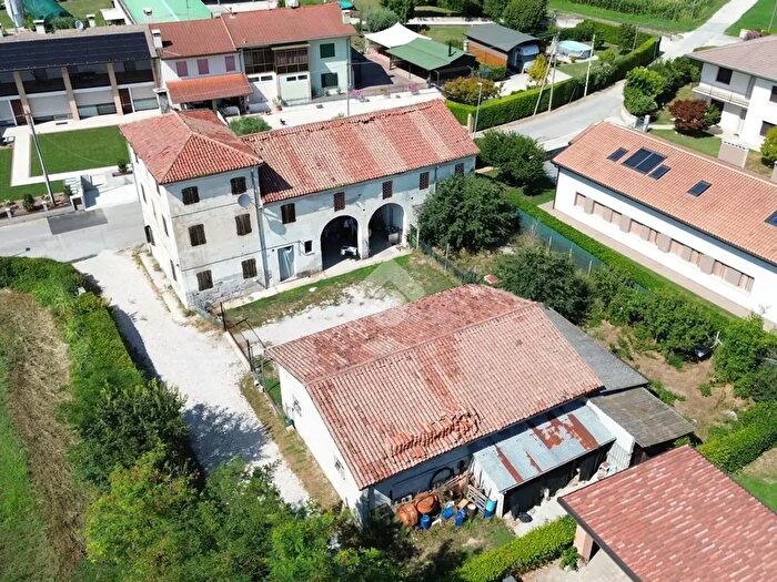 Casa con 11 locali in vendita in Via Carità, Castelfranco Veneto