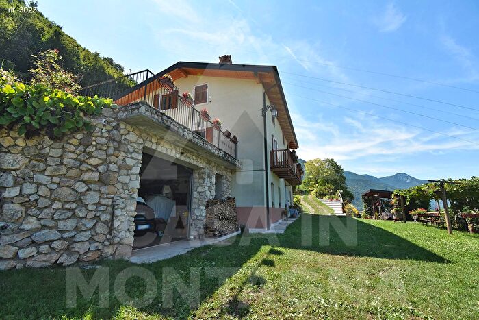 Casa con 7 locali in vendita in Ala