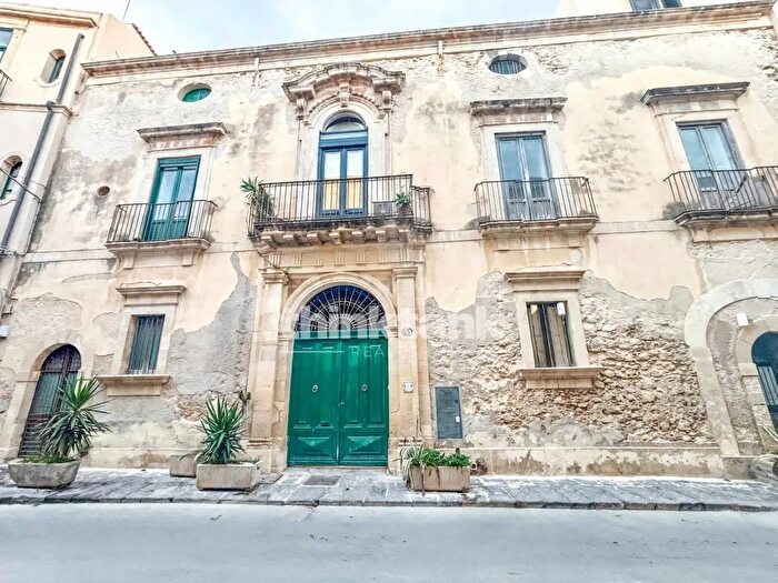 Casa con 8 locali in vendita in Via Vittorio Veneto, Siracusa