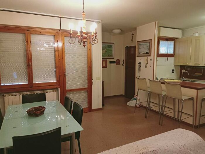 Appartamento trilocale in affitto in Via degli Orti, Centro, Calenzano