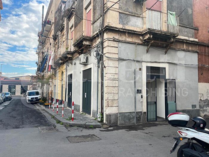 Appartamento trilocale in vendita in Via De Branca, Catania