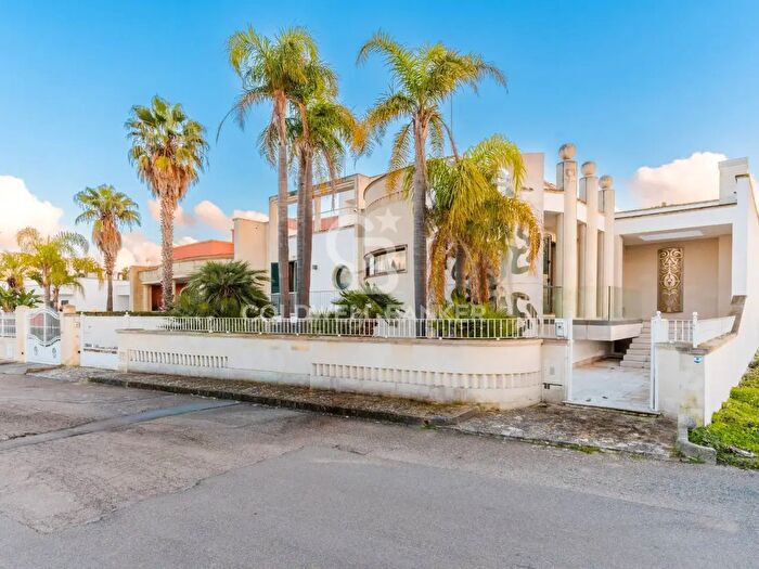 Casa con 10 locali in vendita in Via Francesco Petrarca, Calimera