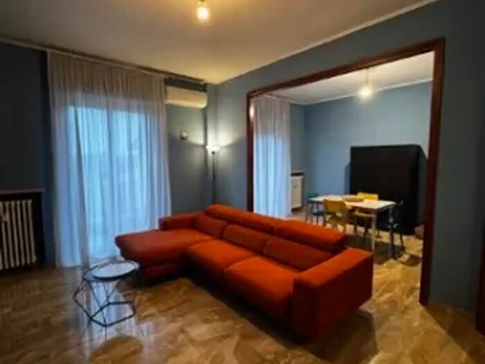 Appartamento trilocale in vendita in Via Montello, Cremona