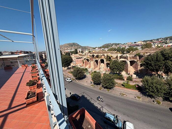 Appartamento quadrilocale in affitto in Via Anfiteatro, Anfiteatro, Pozzuoli