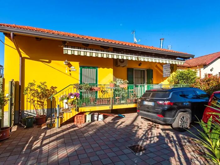 Casa con 6 locali in vendita in Via dei Villini, Beinasco