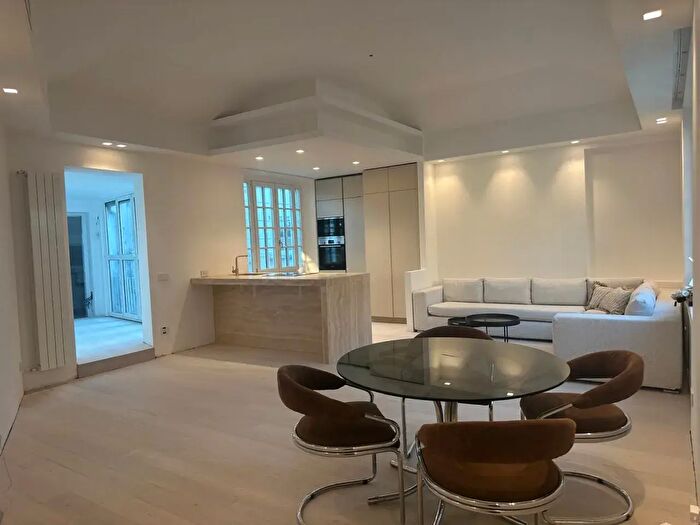 Appartamento trilocale in vendita in Via Dante, Milano