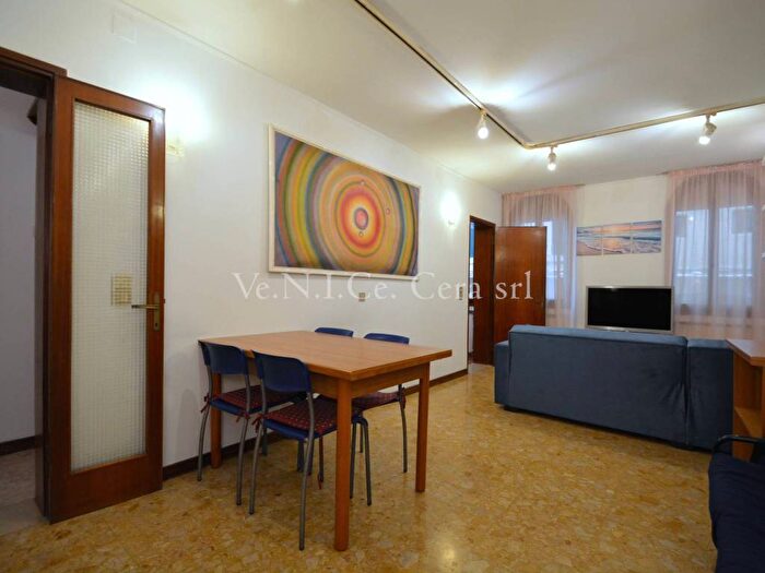 Appartamento quadrilocale in affitto in Campo Santo Stefano, San Marco, Venezia