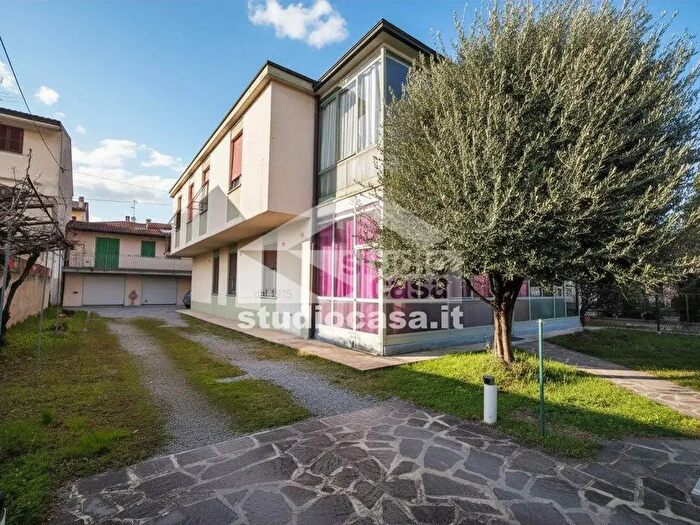 Appartamento con 6 locali in vendita in Via dei Cistercensi, Caravaggio
