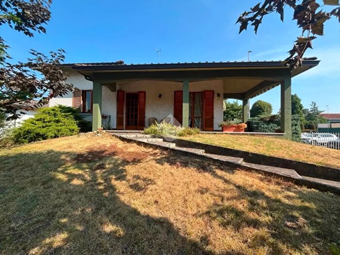 Casa con 7 locali in vendita in Via Benvenuti, Offanengo