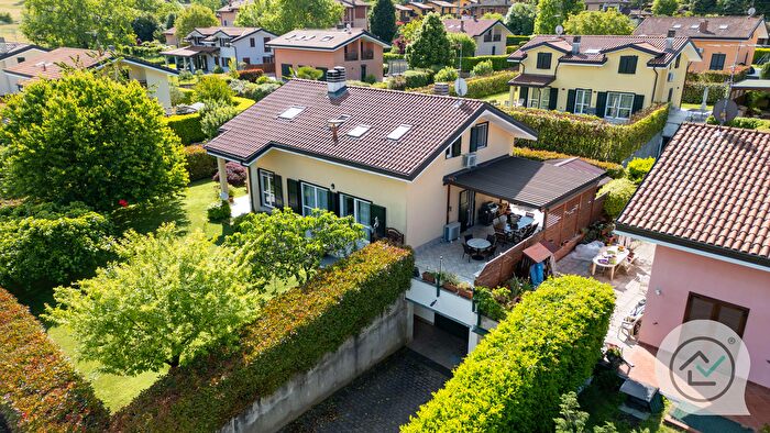 Casa con 6 locali in vendita in Via Mascagni, Azzate