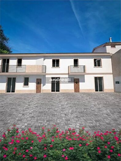 Casa con 14 locali in vendita in Monsano