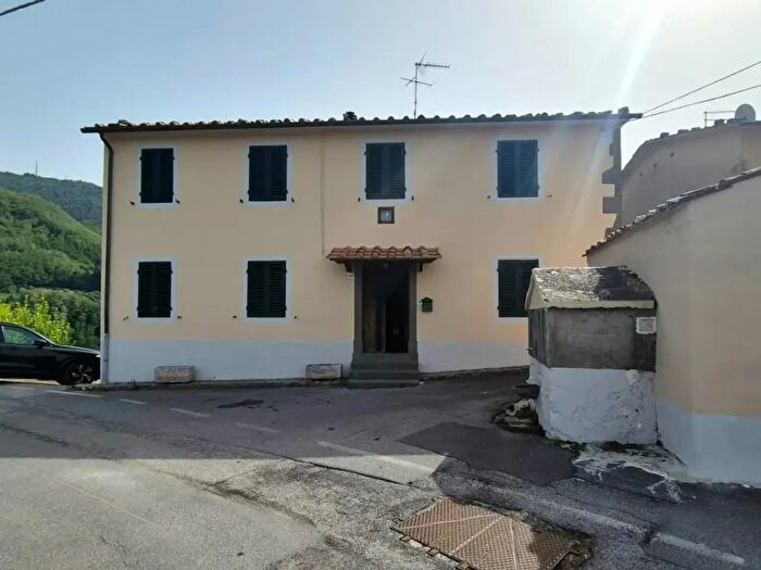 Casa con 6 locali in vendita in di Matraia, Capannori
